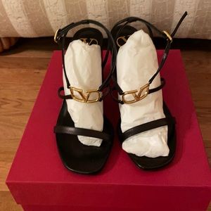 NWT VALENTINO V Black Leather Heels